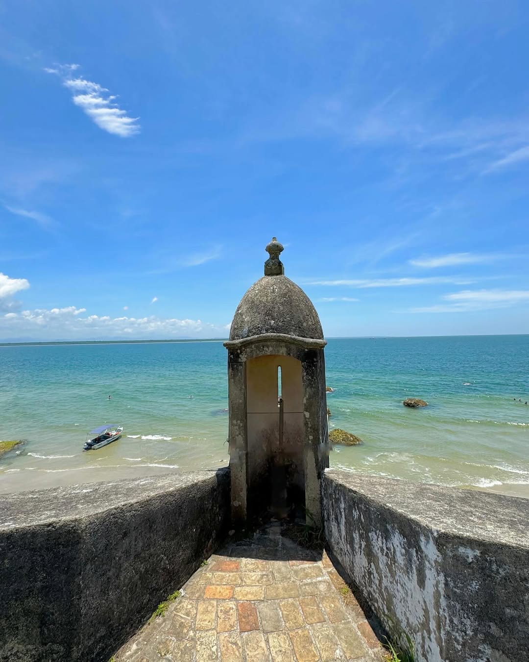 ➡️ Fortaleza da Ilha do Mel 💚Já segue o @paranaemfoto para não perder nenhuma dica daqui do nos