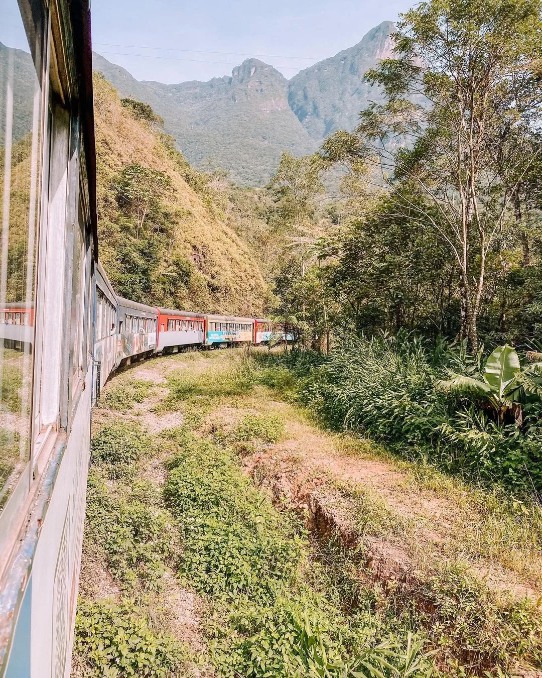 O passeio de trem mais bonito do Brasil 🛤🚉🥰⠀⠀O passeio de trem de Curitiba à Morretes, que p (1)